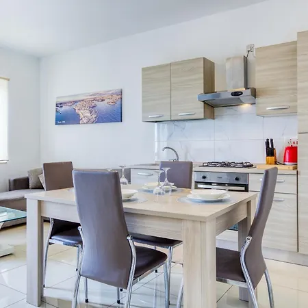 Charming 2br With Private Balcony By 360 Estates