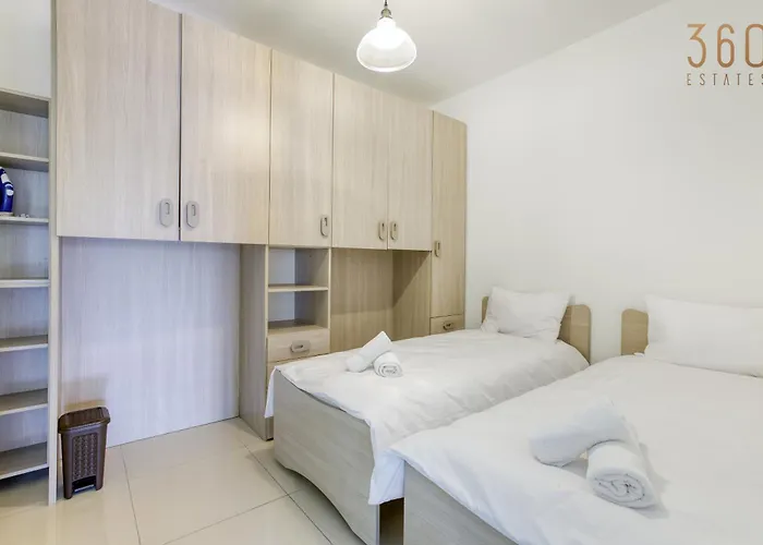 Charming 2br With Private Balcony By 360 Estates Appartamento