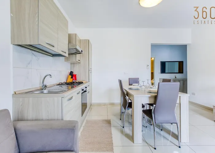 Charming 2br With Private Balcony By 360 Estates *