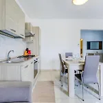 Charming 2br With Private Balcony By 360 Estates *