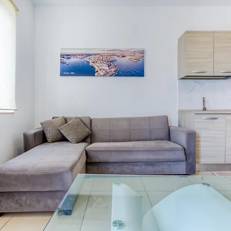 Charming 2br With Private Balcony By 360 Estates דירה *