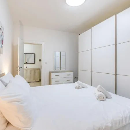 Charming 2br With Private Balcony By 360 Estates דירה *