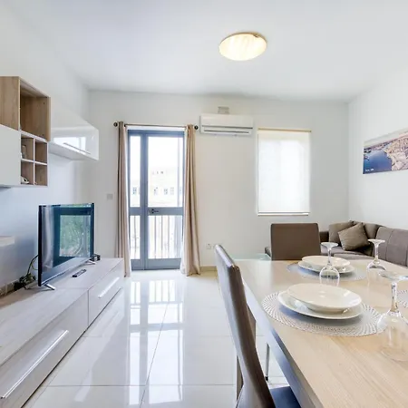 Charming 2br With Private Balcony By 360 Estates דירה