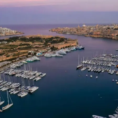 Апартаменты Charming 2br With Private Balcony By 360 Estates *