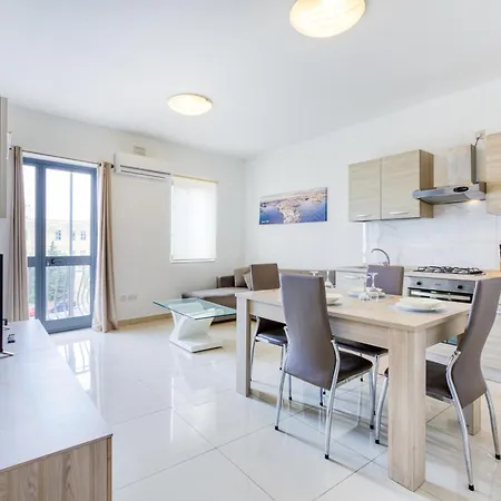 Charming 2br With Private Balcony By 360 Estates דירה
