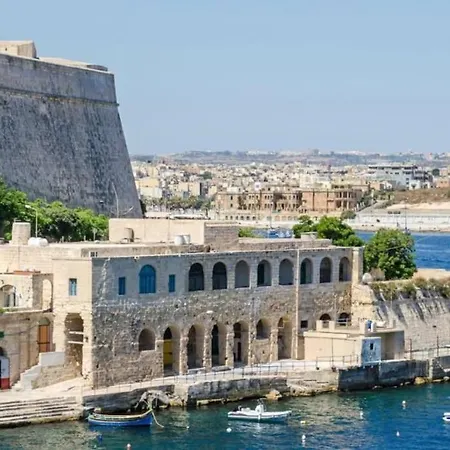 Charming 2br With Private Balcony By 360 Estates