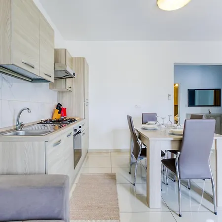 Charming 2br With Private Balcony By 360 Estates *