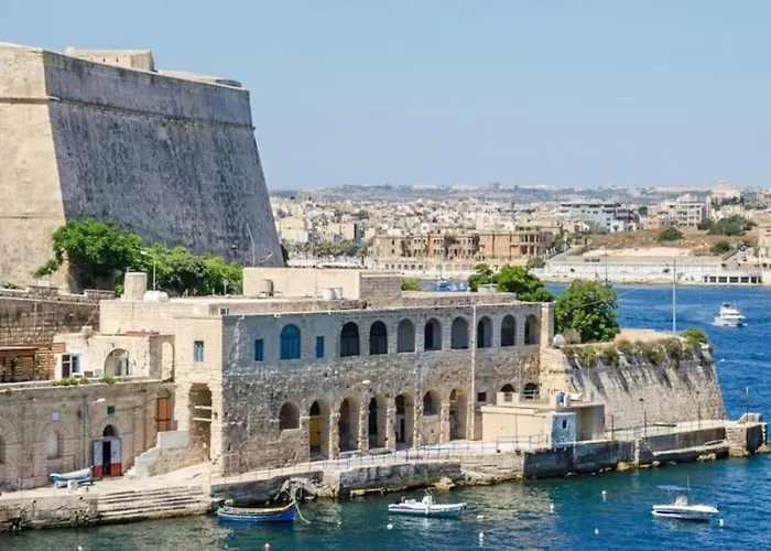 Charming 2br With Private Balcony By 360 Estates