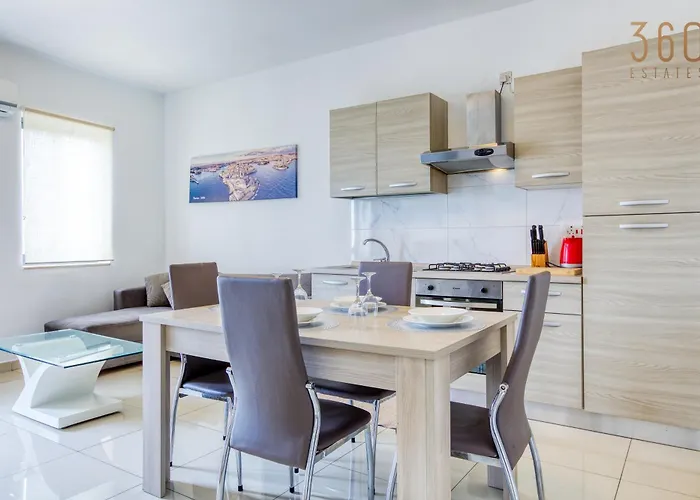 Charming 2br With Private Balcony By 360 Estates